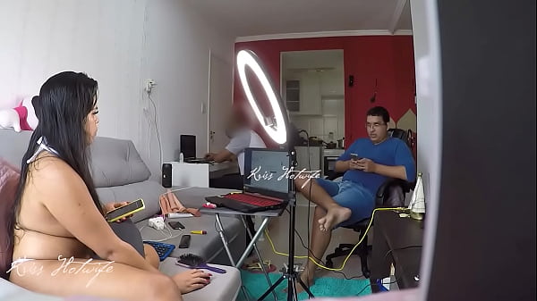 Me exibir com biquini transparente para o técnico do computador na frente do corno do meu marido